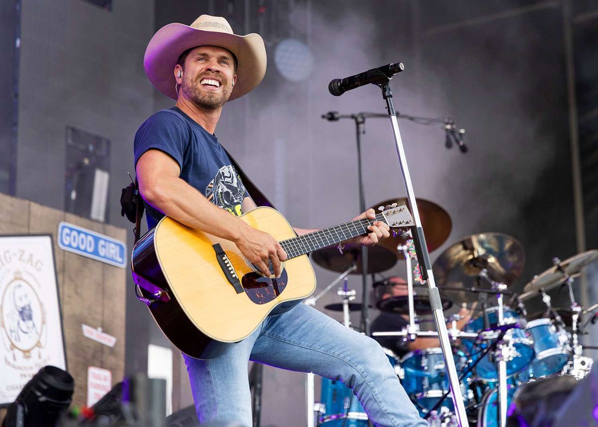 Dustin Lynch at Encore Beach Club